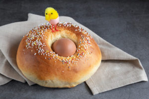 Mona de Pascua con fideos de colores y pollito de juguete